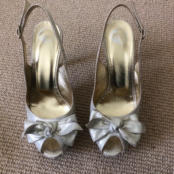 Browns B2 slingback heels with bow - Picture 2 of 3